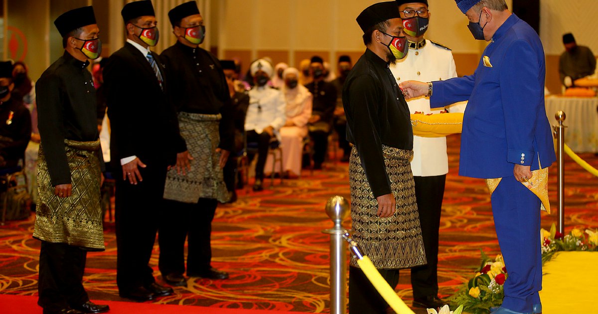 209 Receive Awards, Medals In Conjunction With Selangor Sultan's ...