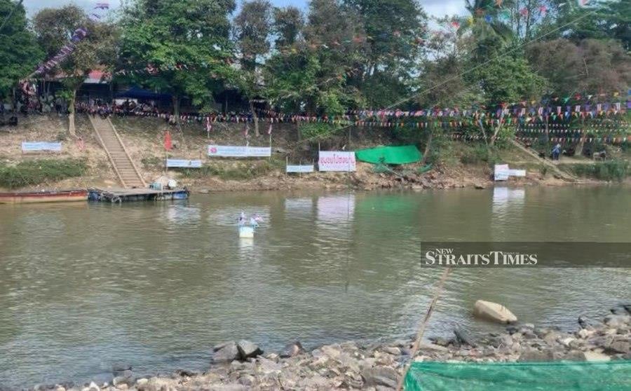 The current hot spell that is affecting the country, including Kelantan, has caused the Golok river, which separates Kelantan from Thailand, to dry up. - NSTP/ SHARIFAH MAHSINAH ABDULLAH