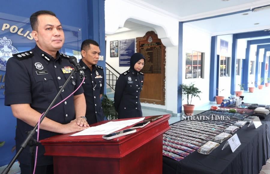 Petaling Jaya district police chief, Assistant Commissioner Shahrulnizam Jaafar@Ismail (left) speaking to reporters during a press conference at the Petaling Jaya police district headquarters. -NSTP/AMIRUDIN SAHIB.