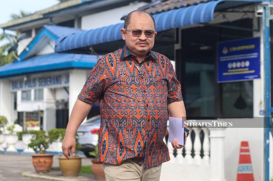 The prime minister’s senior political secretary Datuk Seri Shamsul Iskandar Mohd Akin today made a police report against Badrul Hisham Shaharin or better known as Chegubard for linking him to the abuse of funds of a non-governmental organisation (NGO). - NSTP/DANIAL SAAD
