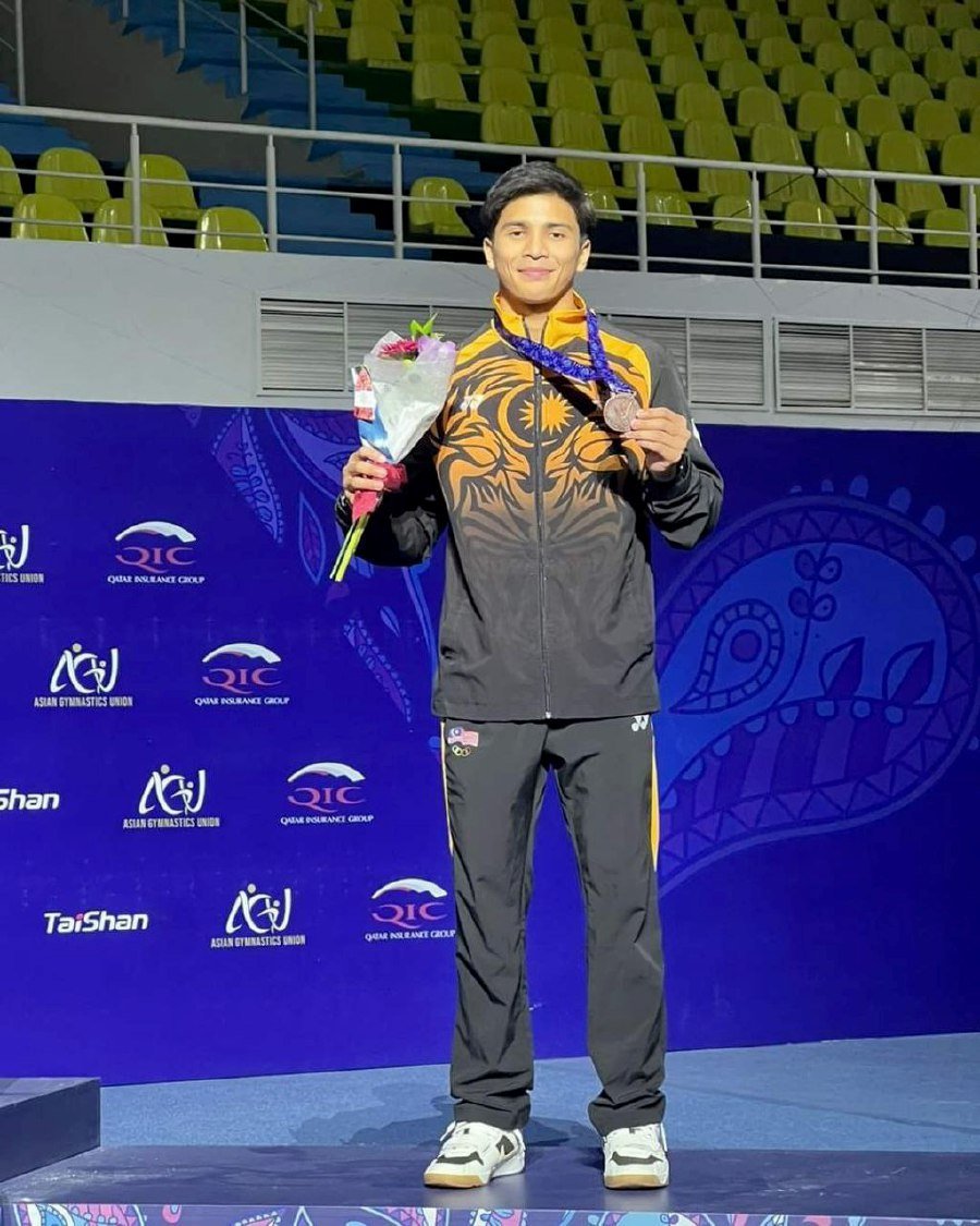  Sharul Aimy with his vault bronze medal at the Asian Artistic Gymnastics Championships in Tashkent, Uzbekistan, yesterday (May 19).