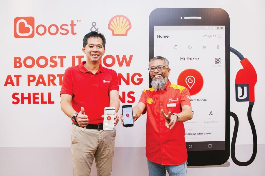 Courtesy of Shell Malaysia. Axiata Digital Services Sdn Bhd chief executive officer, Mohd Khairil Abdullah (Left) and Shell Malaysia Trading Sdn Bhd and Shell Timur Sdn Bhd managing director Shairan Huzani Husain (Right) at the official announcement of the acceptance of Boost e-wallet at 800 Shell stations nationwide.