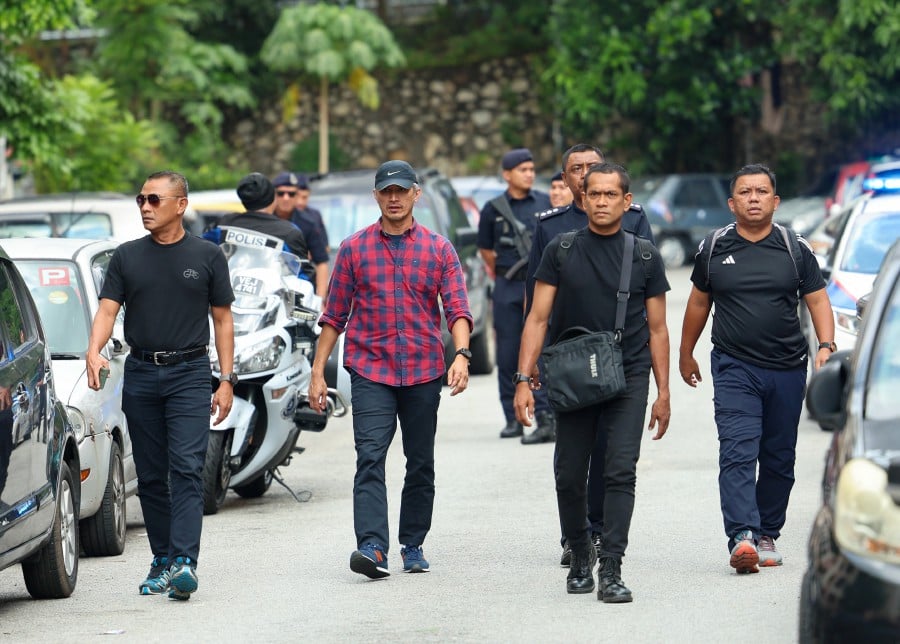 Datuk Seri Mohd Shuhaily Mohd Zain (2nd-left) arrives at the Idaman Apartments in Damansara Damai. - BERNAMA PIC
