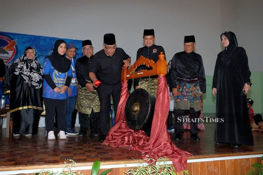 Malaysian National Silat Federation (Pesaka) president, Datuk Wira Megat Zulkarnain Omardin (4th from right) said this was based on the solid support from the Asian Pencak Silat Federation (APSIF), which involves various countries including the host, Japan, after the event was not contested at the 19th Asian Games in Hangzhou, China previously.