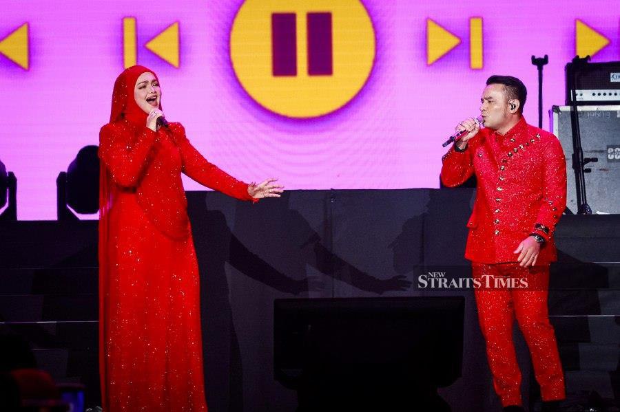 The concert titled Konsert Sebuah Epitome: Saya Siti Nurhaliza lasted two and a half hours and saw Malaysia’s most beloved singer serenade her fans with 25 of her greatest hits. - NSTP/ASYRAF HAMZAH