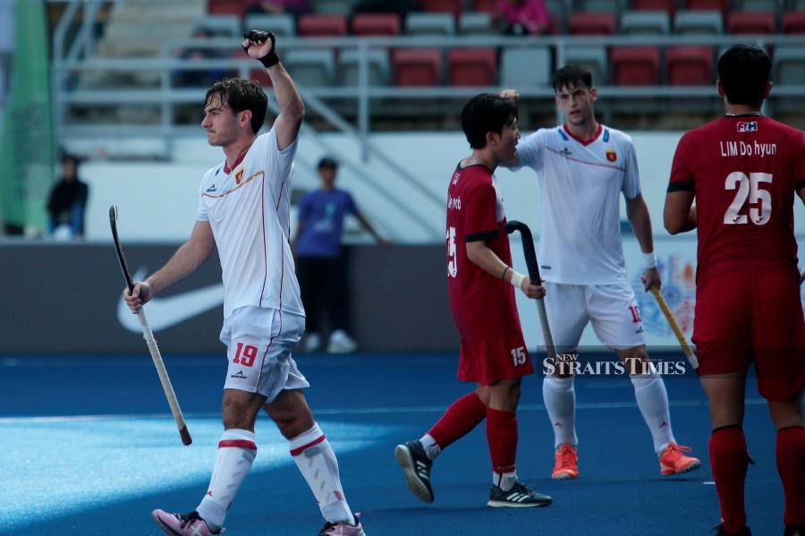 Spain (white) romped into the Junior World Cup (JWC) quarter-finals from Group C with an empathic 8-2 win over South Korea at the National Hockey Stadium in Bukit Jalil on Saturday. - NSTP/AIZUDDIN SAAD