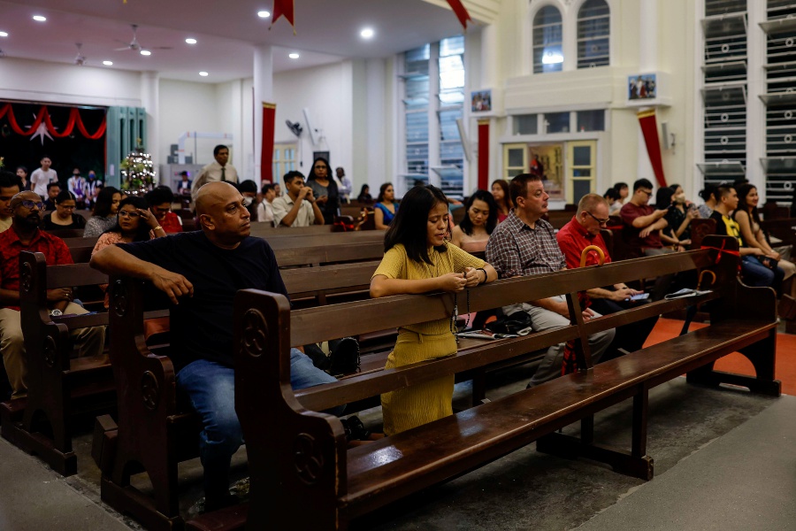 Over 2,000 visitors thronged Cathedral of St John here tonight to offer prayers and celebrate Christmas. - Bernama pic