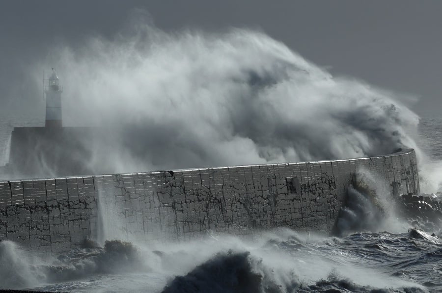 Storm Isha batters UK, cutting power and diverting flights [NSTTV ...