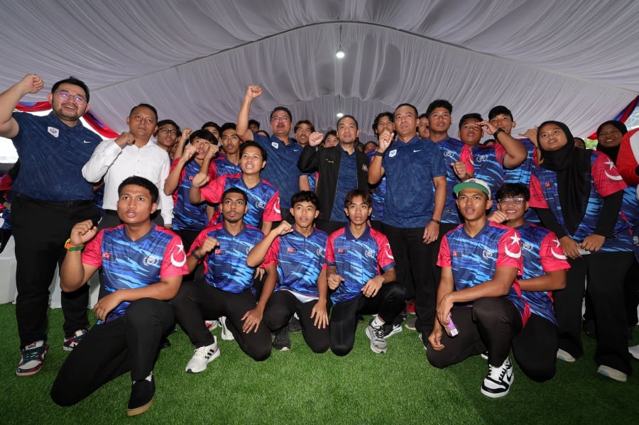 Johor Menteri Besar Datuk Onn Hafiz Ghazi announced a RM10,000 incentive for athletes who clinched gold medals in individual events, while each gold-winning team will receive RM20,000. Coaches will receive RM5,000 for each gold medal. - Bernama pic