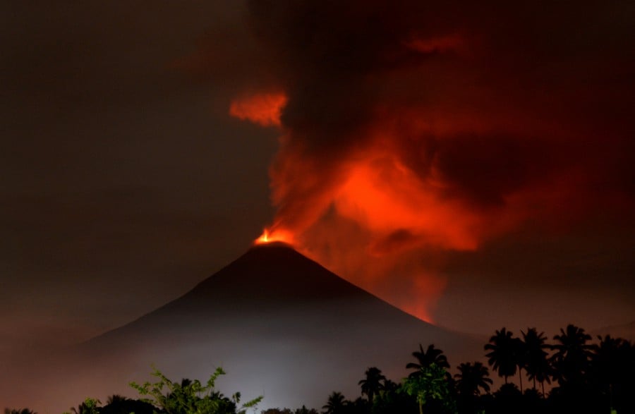 Watch: Panic in Sulawesi as Mount Soputan volcano erupts | New Straits ...