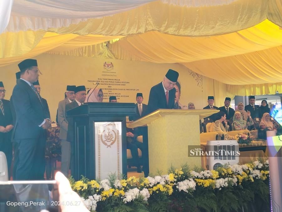 Sultan of Perak Sultan Nazrin Muizzuddin Shah officially opened the Sekolah Berasrama Penuh (SBP) Integrasi Gopeng here, today. - NSTP/MUHAMMAD ZULSYAMINI SUFIAN SURI
