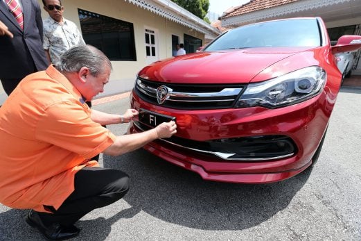 Sultan Johor fastens F1 plate on Proton Perdana, takes it ...