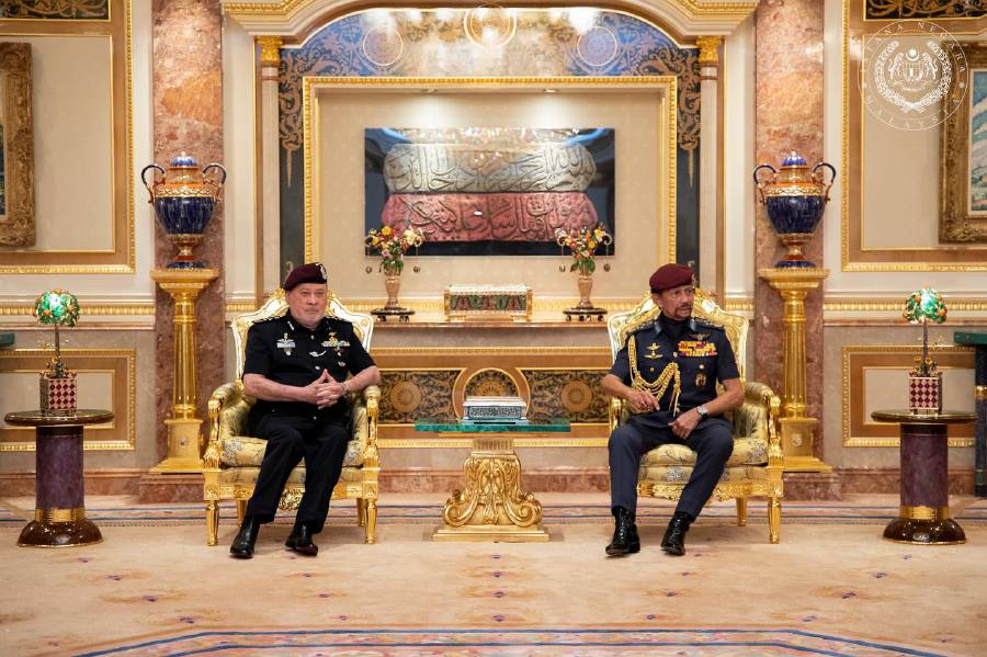 His Majesty Sultan Ibrahim today presented the instrument of royal invitation to his Coronation Ceremony as the 17th King of Malaysia to the Sultan of Brunei Sultan Hassanal Bolkiah. Pic courtersy from Sultan Ibrahim Sultan Iskandar FB