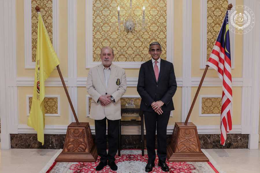 His Majesty Sultan Ibrahim, King of Malaysia today granted an audience to Singapore High Commissioner to Malaysia, Vanu Gopala Menon, at Istana Negara. - Pic courtesy of Sultan Ibrahim Sultan Iskandar’s Facebook page