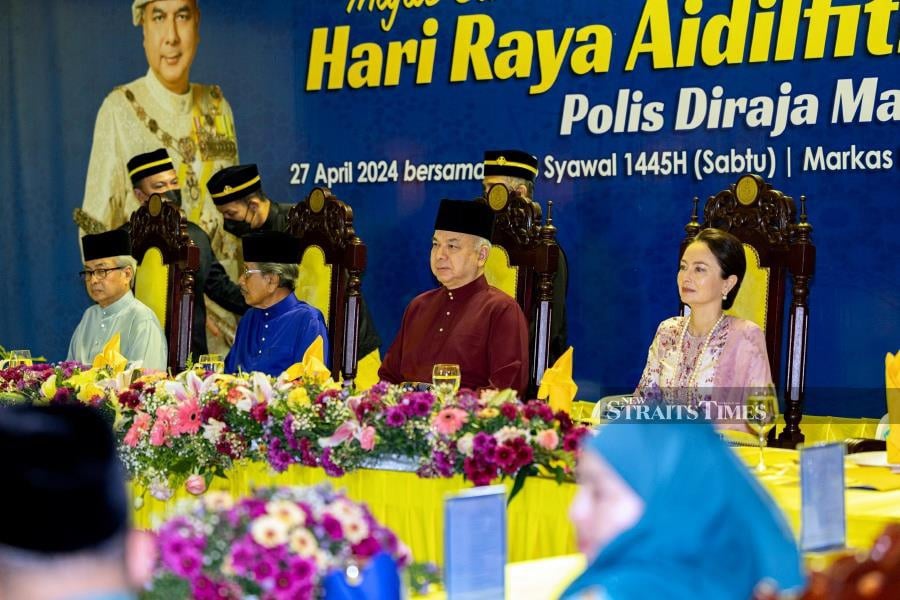 The Sultan of Perak, Sultan Nazrin Shah, graced the 2024 Perak police contingent's Hari Raya Aidilfitri celebration at the Unit 5 Federal Reserve Unit Headquarters, here, tonight. - Bernama pic