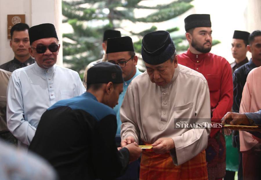 Sultan of Selangor Sultan Sharafuddin Idris Shah and Tengku Permaisuri of Selangor, Tengku Permaisuri Norashikin broke fast with some 1,000 residents in Selangor at the Tengku Ampuan Jemaah Mosque in Bukit Jelutong near here today. - NSTP/MOHAMAD SHAHRIL BADRI SAALI