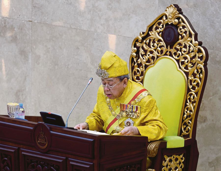 The Sultan of Selangor Sultan Sharafuddin Idris Shah today decreed the people in the state, especially political leaders, to immediately stop issuing fatwas irresponsibly to preserve unity in the country. - Bernama file pic