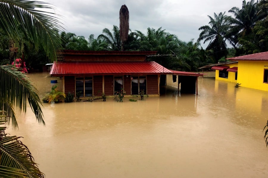  A senior citizen was awakened from his sleep when his mattress was almost immersed under water in a flooding incident in Parit Penghulu Benteng, Sungai Rambai here.  - Bernama pic