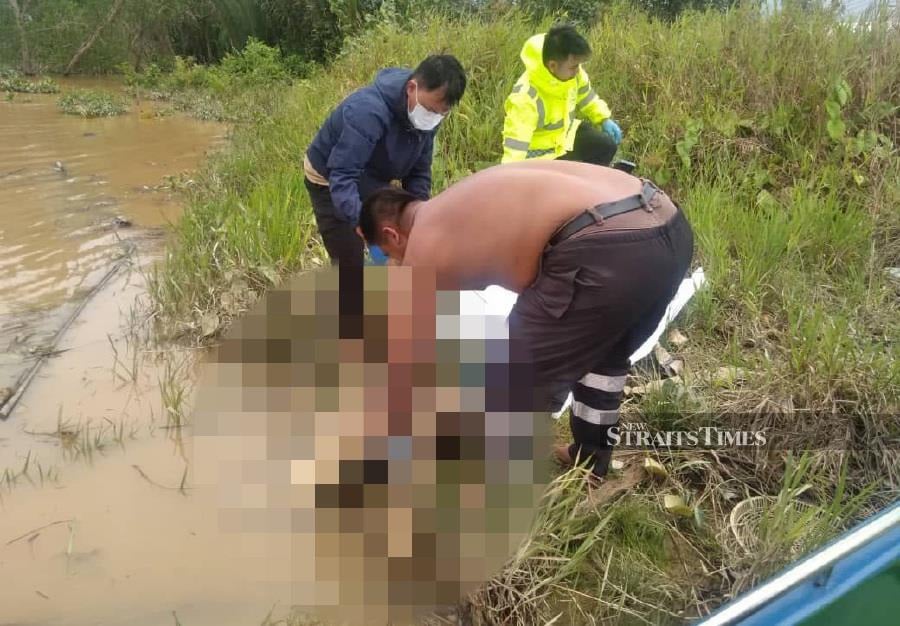 Meradong district police chief Deputy Superintendent Sekam Anoi said they received a report about the discovery of the body from the ferry workers around 10am yesterday and immediately deployed officers along with several personnel to the location. - NSTP/ MELVIN JONI