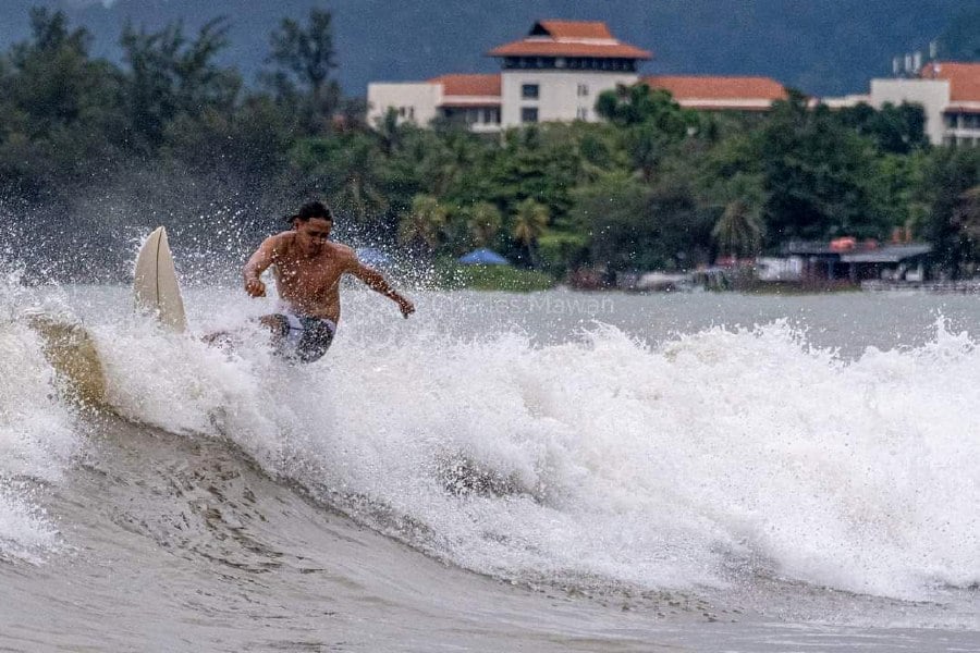 Photographer Charles Mawan observed that while surfers usually prefer the waves at Karambunai and Kudat, the waves off Kota Kinabalu over the weekend were perfect for riding. - Pic courtesy of Charles Mawan 