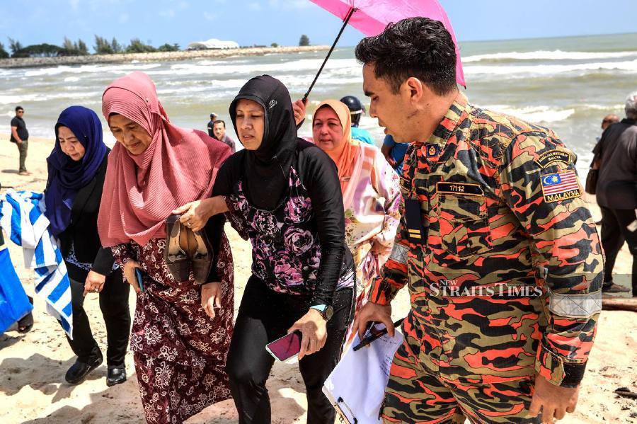 Nora Elina Abdul Khalil, from Petaling Jaya, recounted the harrowing experience of seeing her husband, Zulkarnain Mohamed Zubir, 44, being engulfed by waves. - NSTP/GHAZALI KORI