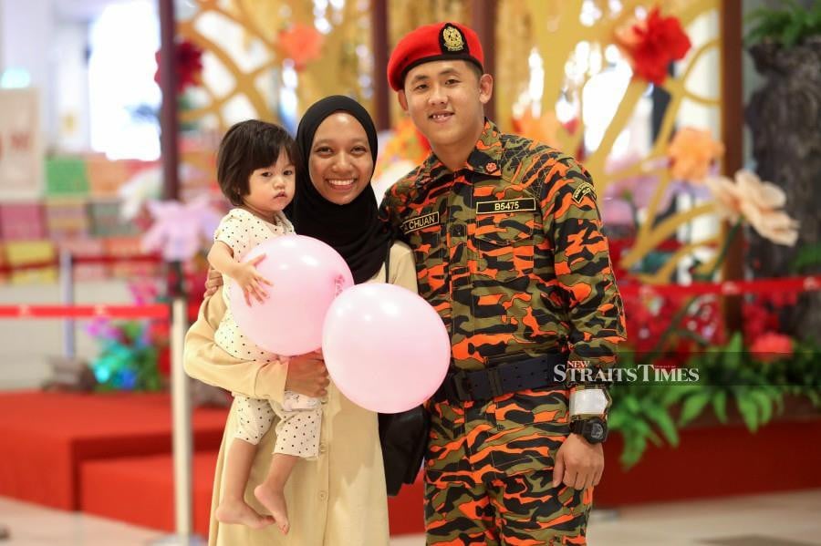 Hafiz Por Jia Chuan, 24, and his wife Nur Shahida Fildzah, 25, and the their two children Salwani Fakhirah Por, three, and Shakeela Felicia Por, who is just four months old have never missed out on celebrating the festival. NSTP/GHAZALI KORI