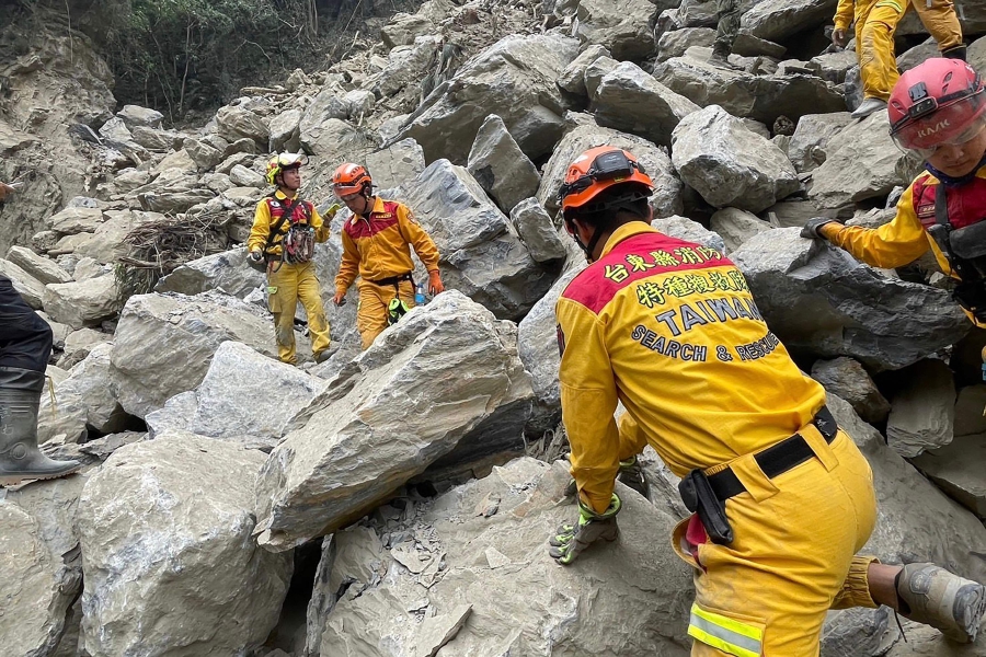 Rescuers searching the Taroko National Park after an earthquake in Hualien. (Photo by Handout / Taiwan’s Central Emergency Operations Center / AFP) 