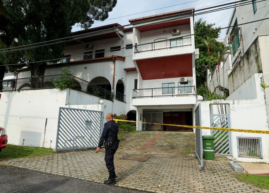 In response to a morning landslide behind a residence in Taman Bukit Pantai, police have established a secure perimeter in the vicinity. -BERNAMA pic