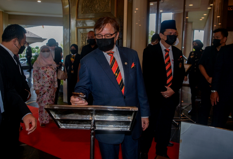 Chief Minister Tan Sri Abang Johari Abang Openg, who is the Gedong state assemblyman, led the state assemblymen in taking their oaths during the ceremony today followed by three deputy chief ministers. - BERNAMA pic.