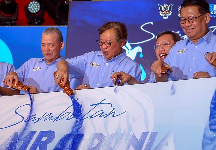Sarawak Premier Tan Sri Abang Johari Tun Openg today said that prospective investors must deposit at least RM2 million or purchase property worth not less than RM1.5 million to obtain permanent residency (PR) in the state. BERNAMA PIC