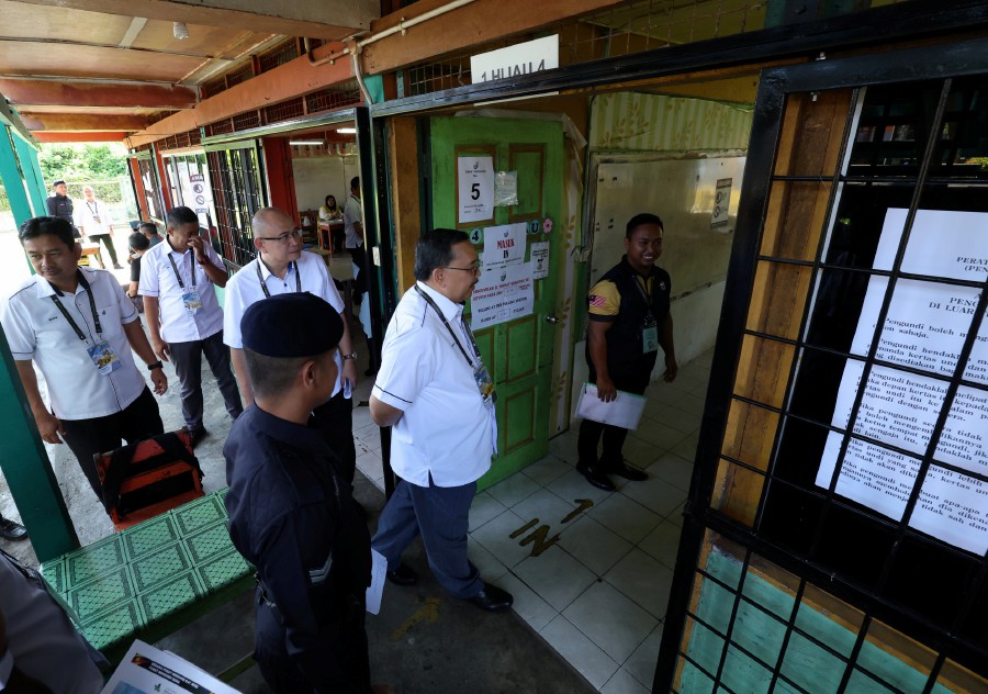 EC chairman Tan Sri Abdul Ghani Salleh inspected the electoral process at Sekolah Kebangsaan Kampung Jepak at 8.50am. BERNAMA PIC