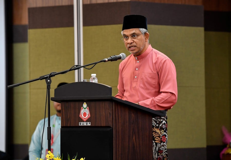 Federal Territories Islamic Religious Council (MAIWP) chairman Tan Sri Dr Mohd Daud Bakar, said AI could make the understanding of knowledge, particularly the Quran, more accessible due to its various applications, comprehension, cognitive abilities, coherency and inclusivity that facilitate the programming of any knowledge. BERNAMA PIC