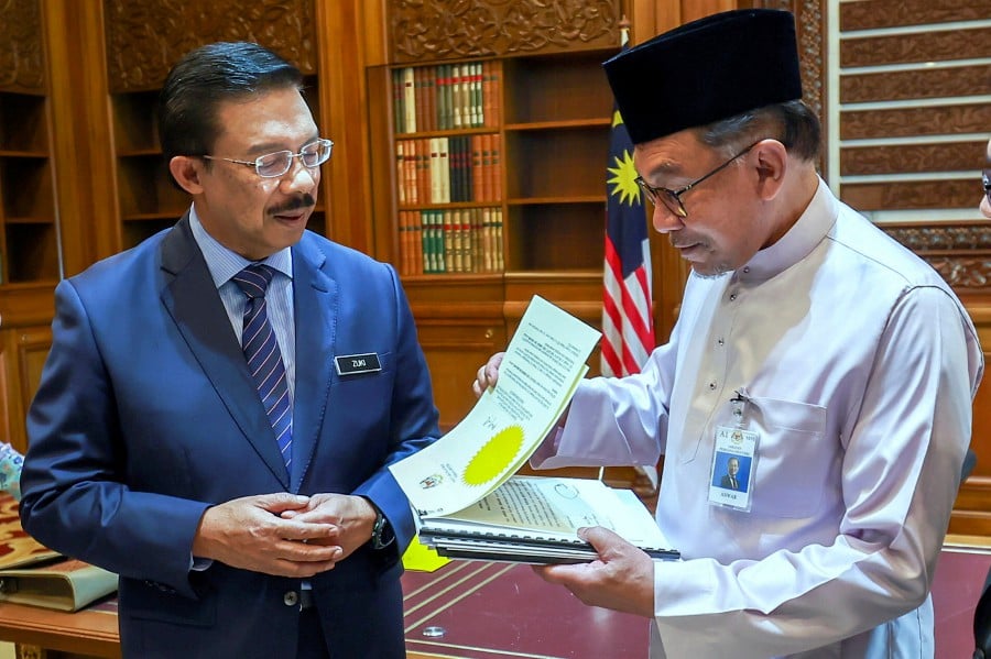 Chief Secretary to the Government, Tan Sri Mohd Zuki Ali said this is in line with the strong confidence of Prime Minister Datuk Seri Anwar Ibrahim, who heads the unity government, in the ability of civil servants to carry out development projects and agendas instead of relying on external consultants. BERNAMA FILE PIC
