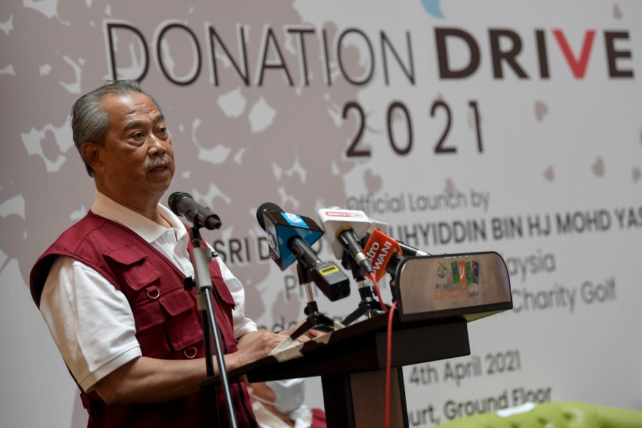  Prime Minister Tan Sri Muhyiddin Yassin delivering his speech during the Blood Donation Drive 2021 program today. - Bernama pic