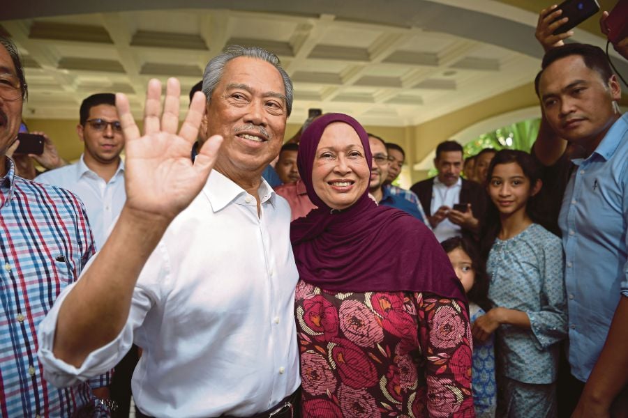 Although just marking his 100 days in office as Malaysia's eighth prime minister, Tan Sri Muhyiddin Yassin, who always speaks in an easy style, besides being constantly up to date on issues viralling among the rakyat, is seen to have succeeded in bringing down the "wall” between the leaders and the rakyat. - BERNAMA pic