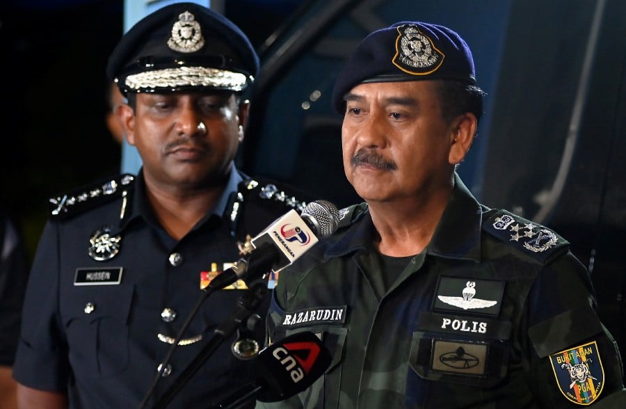 Selangor police chief Datuk Hussein Omar Khan (left) and Inspector-General of Police Tan Sri Razarudin Husain. -Bernama pic