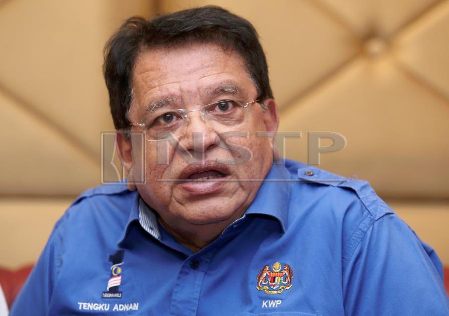 (File pix) Former Federal Territories Minister Datuk Seri Tengku Adnan Tengku Mansor has been detained by the Malaysian Anti-Corruption Commission. Pix by Ahmad Irham Mohd Noor 