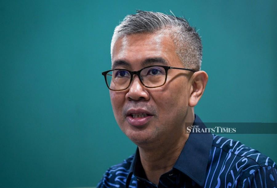 Judge Datuk Amarjeet Singh dismissed Tengku Datuk Seri Zafrul Abdul Aziz’s (pic) leave application to file affidavit to correct "factual errors" in another affidavit. - BERNAMA pic