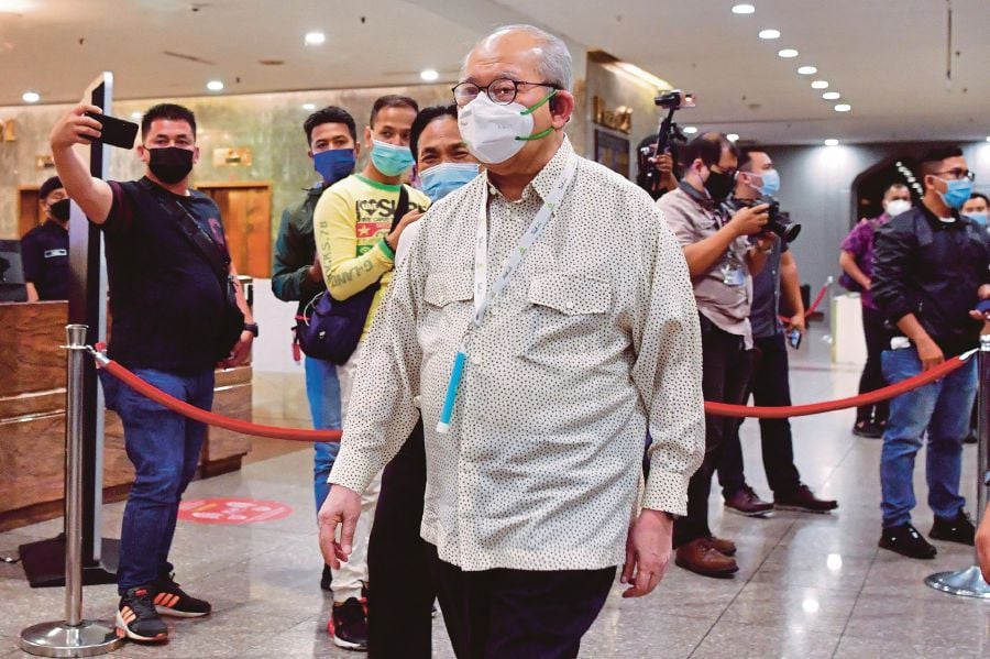 Analysts believe Tengku Razaleigh Hamzah should either run for the Umno presidency or form a new party instead of aiming  to revive the “old 1946 Umno”.  - Bernama file pic