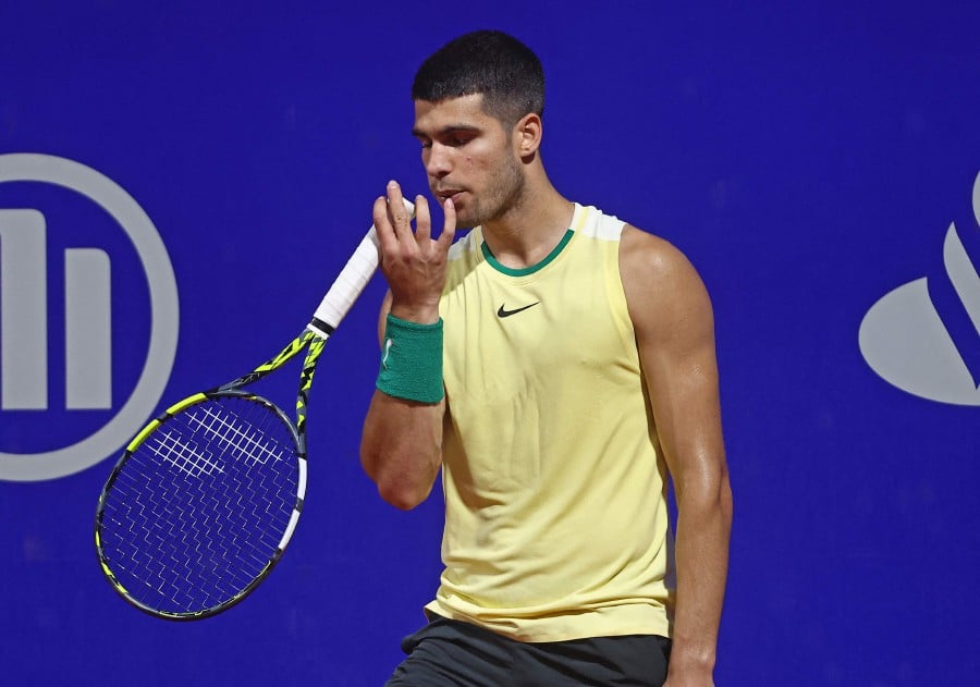 Spain's Carlos Alcaraz gestures during the ATP 250 Argentina Open semi final round tennis match against Chile's Nicolas JArry in Buenos Aires on February 17, 2024. (Photo by ALEJANDRO PAGNI / AFP)