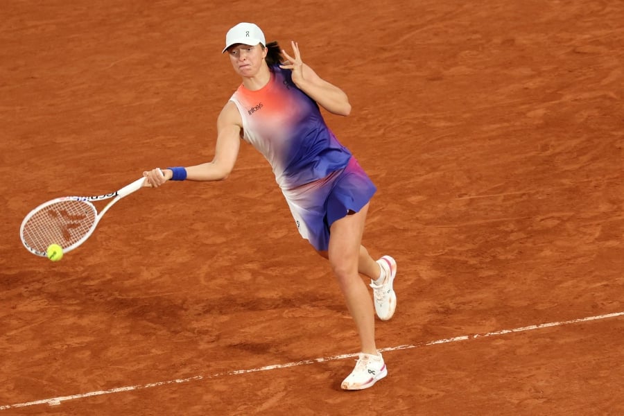  Iga Swiatek steps up her pursuit of a third successive French Open crown today, while men's title contenders Carlos Alcaraz and Jannik Sinner attempt to reach the quarter-finals. - AFP pic