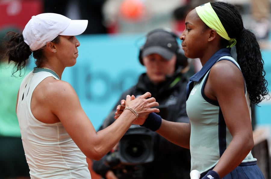 Madison Keys of the U.S. shakes hands with Coco Gauff of the U.S. after winning her round of 16 match. (REUTERS/Violeta Santos Moura)