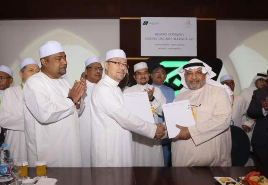 Datuk Syed Saleh Syed Abdul Rahman (2nd left) , head of the 1438H Malaysian Haj delegation, made the announcement after the Isyak prayer at Tabung Haji (TH) headquarters in Abraj Al-Janadriyah. It was also broadcast to all TH officials in the Holy Land through their Bravo communications system. Pic by NSTP/ courtesy of Tabung Haji