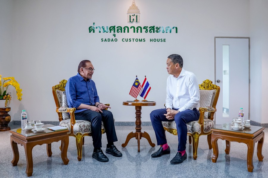 Thailand Prime Minister Srettha Thavisin and his counterpart from Malaysia, Anwar Ibrahim meet during their visit to the Thailand-Malaysia border at Sadao, Thailand November 27, 2023. PIC COURTESY OF PMO