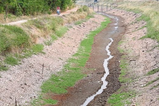  A dried-up irrigation canal in Chachoengsao province, Thailand. Many countries need to adapt to the climatic effects on agriculture and food production. EPA pic