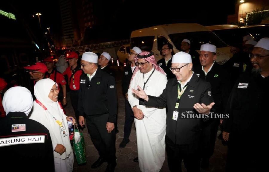 Tabung Haji haj delegation head Datuk Seri Syed Salleh Syed Abdul Rahman welcoming Malaysian pilgrims in Makkah. - NSTP/Husain Jahit