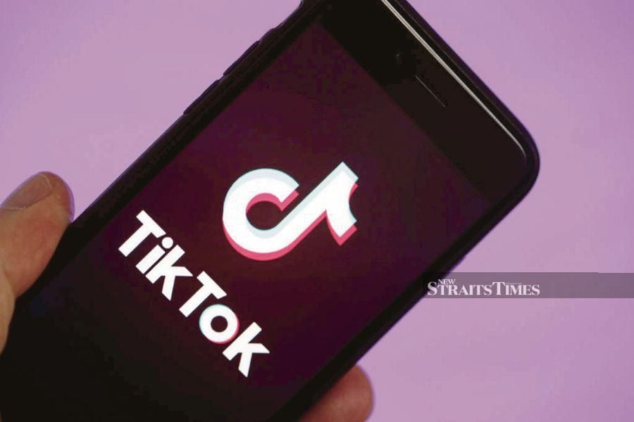 Tik Tok – meant only for users 13 years and older– still see many younger children signing up for it. And while some parents knowingly allow their underaged children to have an account, some others are not as liberal. - NSTP file pic
