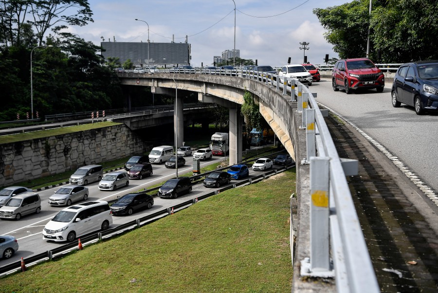 KUALA LUMPUR: AThe Public Works Department (PWD) today (April 12) clarified that the installation of a pedestrian overhead steel bridge spanning both sides of the Federal Highway to the Universiti Teknologi Mara (UiTM) Light Rail Transit 3 (LRT3) station is currently under construction. — BERNAMA FILE PIC