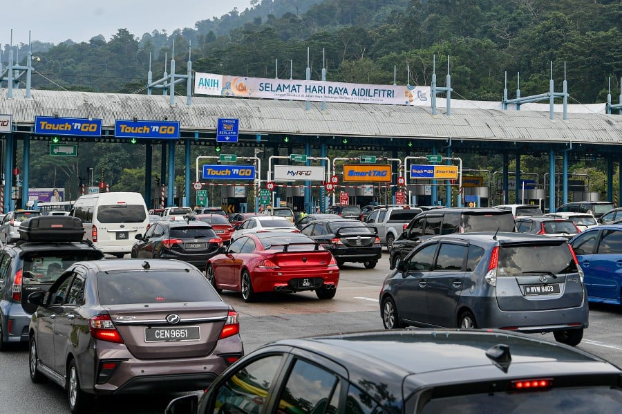 KUALA LUMPUR: Traffic heading towards the East Coast is still under control and there is congestion only after the Gombak Toll Plaza until the Genting Sempah Tunnel. — BERNAMA