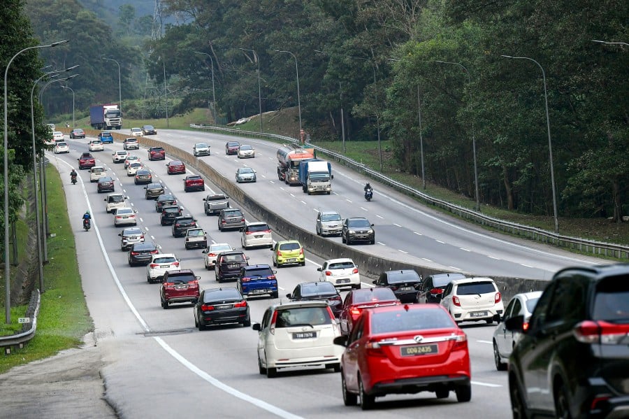 Over the next 11 days, starting today, it’s anticipated that over 1.9 million vehicles will travel along the KL-Karak (KLK) Expressway, with an additional 882,000 vehicles projected to use the East Coast Expressway Phase 1 (LPT 1). BERNAMA PIC